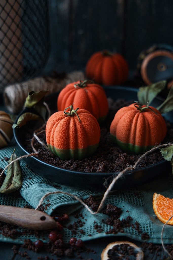 Десерт Mrs Pumpkin – многослойный торт с шоколадным велюром